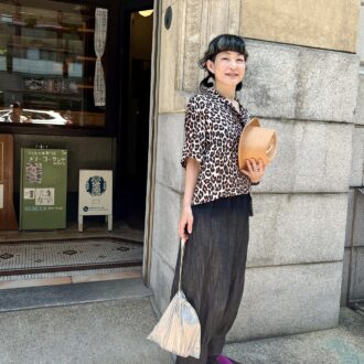 【スナップ】京都の壽ビルディングで、着こなしのポイントになるシルバーの巾着に注目！