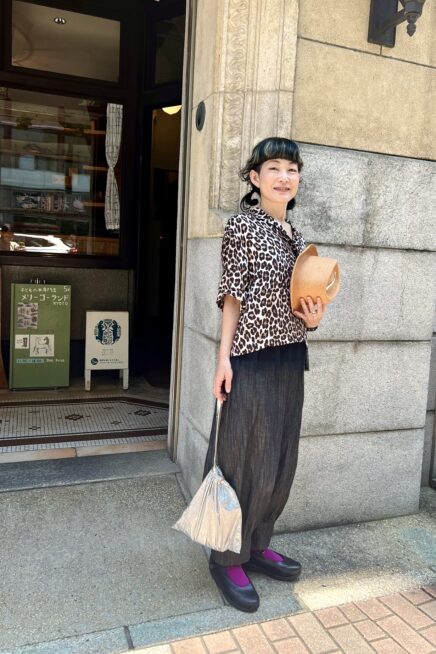 【スナップ】京都の壽ビルディングで、着こなしのポイントになるシルバーの巾着に注目！