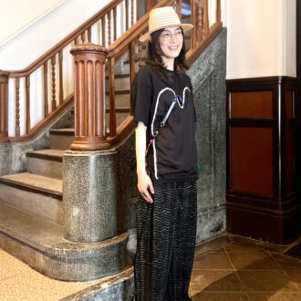 【スナップ】京都・河原町で出会った、帽子を引き立てるブラックコーデ。