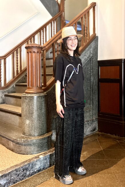 【スナップ】京都・河原町で出会った、帽子を引き立てるブラックコーデ。
