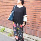 【スナップ】50代の柄選びは潔く楽しげに！ アートなプリントパンツで日常を彩って