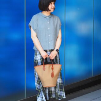 【スナップ】梅雨は天然素材で乗り切る！ 「ビショップ」愛にあふれるおしゃれさんを表参道でキャッチ