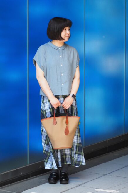 【スナップ】梅雨は天然素材で乗り切る！ 「ビショップ」愛にあふれるおしゃれさんを表参道でキャッチ