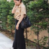 【スナップ】50代のオンの日コーデ in 表参道！ ベージュ×ブラックの王道配色できれいめに