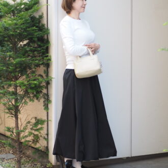 【スナップ】美シルエットの「バルーンスカート」がシンプルおしゃれの救世主！ 50代のモノトーンコーデ
