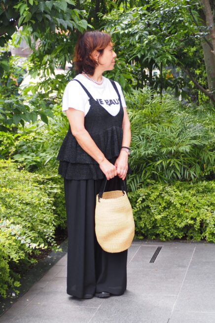 【スナップ】50代のレイヤードコーデを拝見！ 「ビスチェ」と「Tシャツ」で夏の装いをもっと楽しく