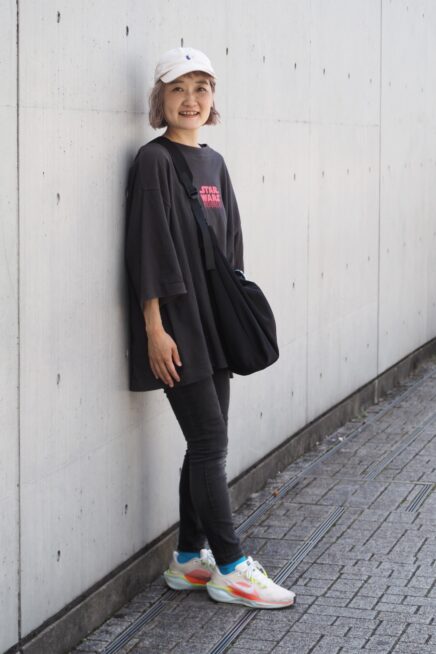 【スナップ】「ビッグTシャツ」を夫婦でシェア！ スポーティ小物で彩るアクティブコーデ