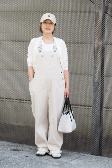 【スナップ】夏のオールホワイトコーデであか抜ける！ 大人女子が参考にしたくなる着こなしテクにご注目