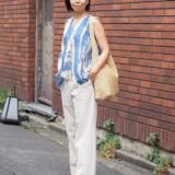 【スナップ】肌見せ＆素材選びで夏を意識！ アートなブラウスをまとったヘルシーコーデ