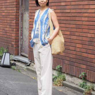 【スナップ】肌見せ＆素材選びで夏を意識！ アートなブラウスをまとったヘルシーコーデ