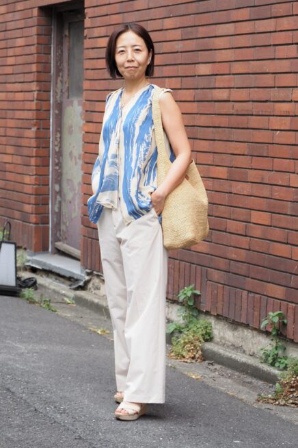 【スナップ】肌見せ＆素材選びで夏を意識！ アートなブラウスをまとったヘルシーコーデ