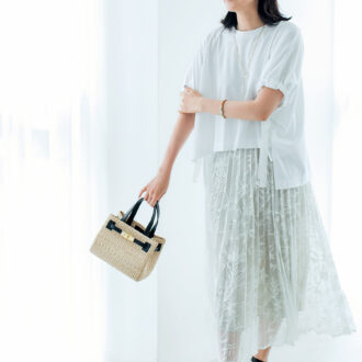 Tシャツ￥19,800／ハリス×ケイコ オカモト、ネックレス￥16,500／ハリス（ともに金万）、スカート￥41,800／レキップ、ブレスレット￥11,000／アビステ、バッグ￥22,000／コット（セムインターナショナル）、サンダル￥42,900／トリッペン（トリッペン原宿店）