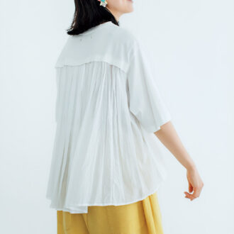Tシャツ￥27,500／スズキ タカユキ、パンツ￥38,500／プランテーション（エイ・ネット）、イヤリング￥18,360／アビステ