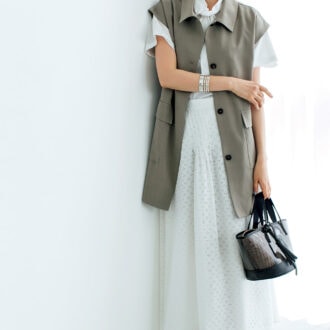 ベルト付きジレ￥5,980／ノアールレーベル（オシャレウォーカー）、ブラウス￥25,300／ネル（シップス インフォメーションセンター）、スカート￥46,200／プレインピープル（プレインピープル青山）、バッグ￥24,200／ザバグマティ（セムインターナショナル）、サンダル￥44,770／ルカグロッシ（ダニュウ）、バングル￥7,830／アビステ