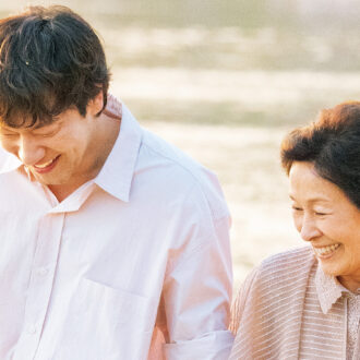 〈Netflix〉 『君は天国でも美しい』 監督：キム・ソギュン 出演：ソン・ソック、キム・ヘジャ Netflixシリーズ『君は天国でも美しい』 独占配信中