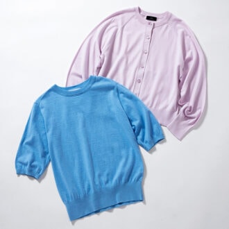 （上）春らしく上品なラベンダーのカーディガン。夏の冷房対策でも活躍。 ￥18,700／シップス プライマリー ネイビーレーベル（シップス インフォメーションセンター） （下）肌触りが柔らかなコットンカシミアニット。清涼感のあるパステルブルーで、きれいめカジュアルに。 ￥15,400／ハリス（金万）