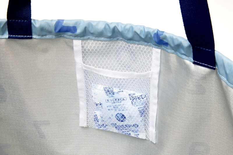 裏地は保冷加工が。保冷剤を入れるのに便利なメッシュの吊りポケット付き