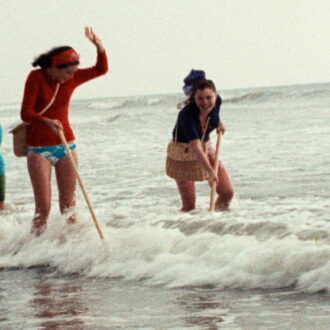 海辺ではしゃぎ、笑い転げる3人組。『オルエットの方へ』4Ｋレストア版 © 1973 V.M. PRODUCTIONS / ANTINÉA