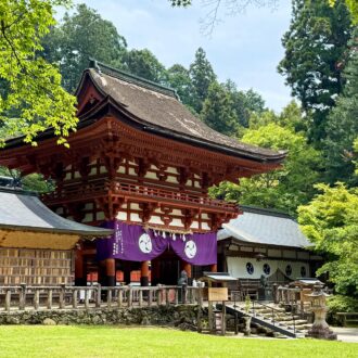 【高野山への旅／前編】 “パワースポット”なんて言葉じゃ軽すぎる！ 導きの神おわす「丹生都比売神社」から始まる聖地巡りと話題の駅舎ホテルを体験！