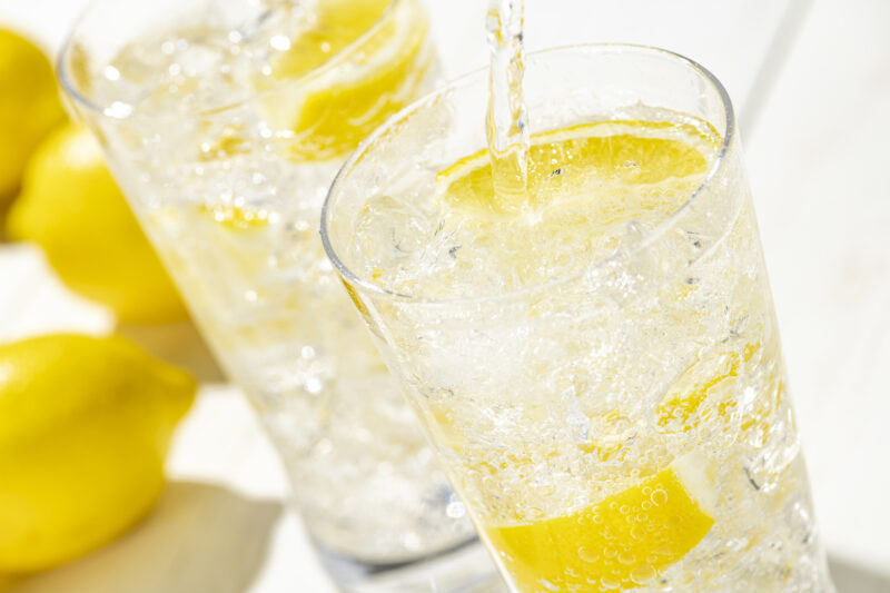 炭酸水を飲む