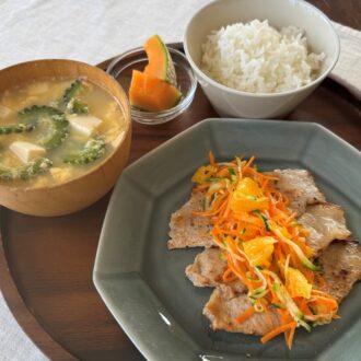 【更年期世代を元気に！ 50代の「応援めし」】
夏バテ予防！ 胃腸を整え元気になる vol.10
「豚肉のソテーと夏野菜のマリネ」「ゴーヤチャンプル風みそ汁」　