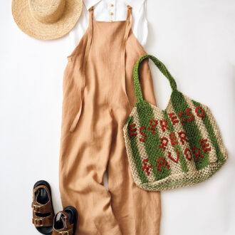 サロペット¥70,400、ブラウス¥37,400／ともにザミュージアム オブ ドウズ、ハット¥24,200／トチエット（ワゴナ）、バッグ¥17,600 ／ザ・ジャクソンズ、シューズ¥42,900／アロハス（ともにアッシュ・ペー・フランス）