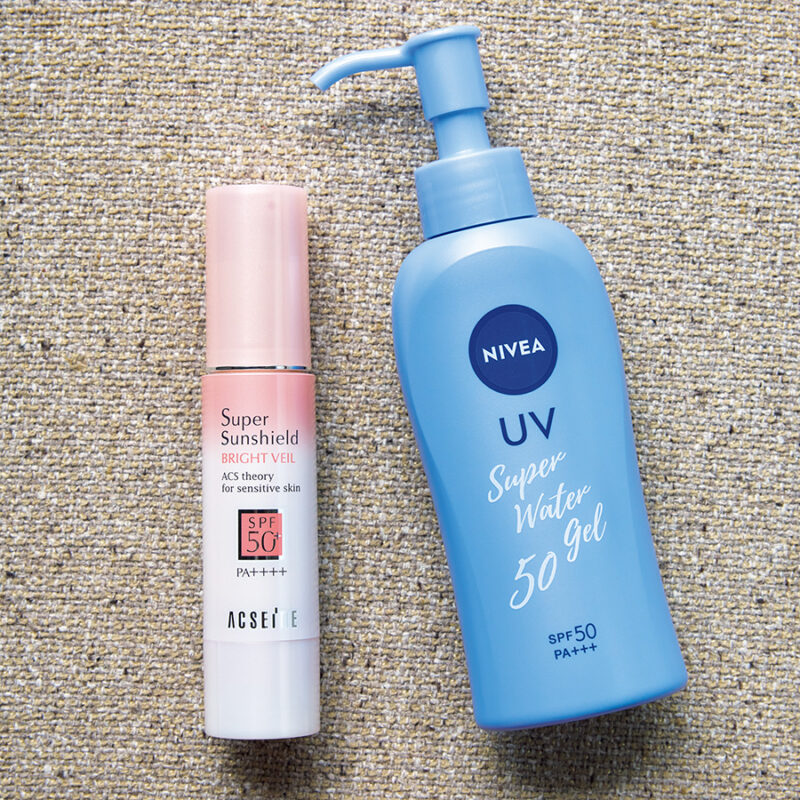 （右）水のようにサラッとなじみ負担感のない使い心地。ニベアUV スーパーウォータージェル ポンプ SPF50・PA+++ 140g ￥1,155（編集部調べ）／ニベア花王　 （左）肌の潤いに必要なセラミドを配合。ノンケミカルで肌を美しくトーンアップ。スーパーサンシールド ブライトヴェール 01SPF50+・PA++++ 22g ￥4,400／アクセーヌ