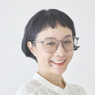 室内ではレンズはごく淡いグレーに変化して、視界がクリアに。