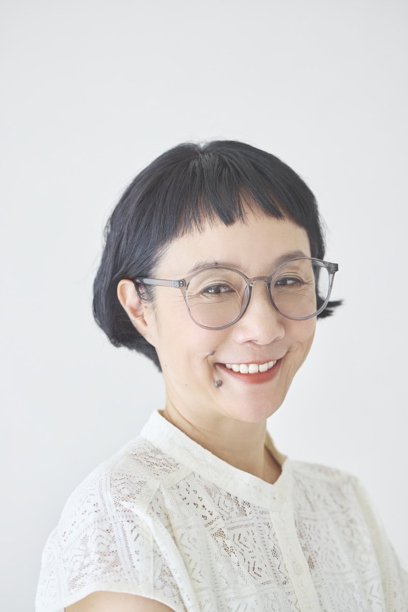 室内ではレンズはごく淡いグレーに変化して、視界がクリアに。