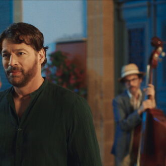 主演は、ジャズシンガーで俳優でもあるハリー・コニック・Jr。Netflix映画『ファインド・ミー・フォーリング』独占配信中