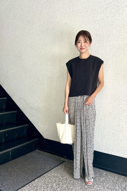 【大阪スナップ】「ZARA」のトロミ素材オールインワンを繊細ジュエリーの重ね付けで格上げ！
