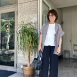 【関西スナップ】50代のお手本にしたい、明るめモノトーンコーデ