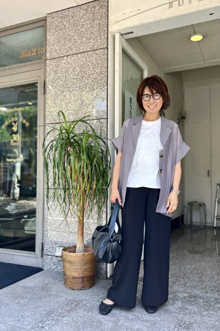 【関西スナップ】50代のお手本にしたい、明るめモノトーンコーデ