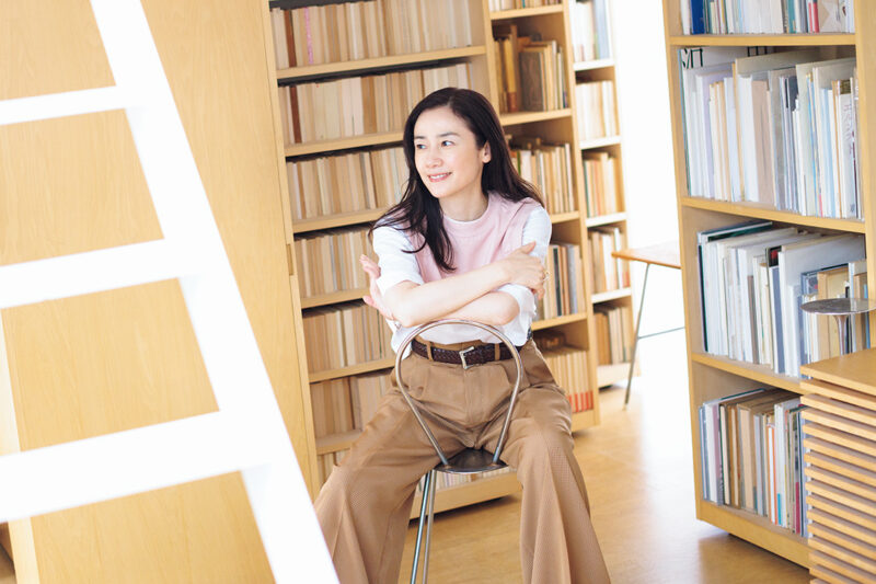 オーバーレイトップ￥11,000、Tシャツ￥18,700、パンツ￥42,900／すべてハイク（ボウルズ）、ブレスレット￥165,000、リング（右手中指）￥286,000、（右手薬指）￥28,600／すべてジョージ ジェンセン（ジョージ ジェンセン ジャパン）、ベルト￥42,900／J&M デヴィッドソン（J&M デヴィッドソン カスタマーセンター）