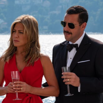 ジェニファー・アニストンとアダム・サンドラーが再共演したNetflix映画『マーダー・ミステリー』。