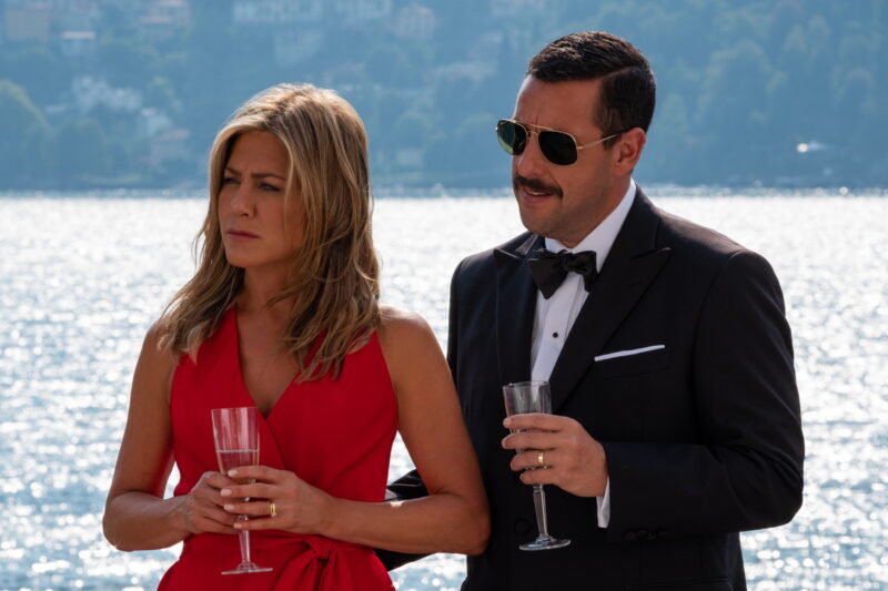 ジェニファー・アニストンとアダム・サンドラーが再共演したNetflix映画『マーダー・ミステリー』。