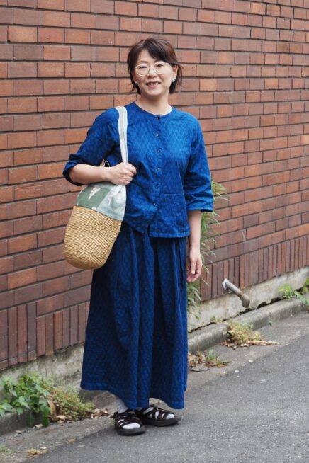 【スナップ】藍染セットアップにくぎ付け♡ 「ミナ ペルホネン」×かごバッグのアレンジ小物にもご注目