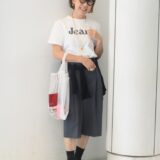 【スナップ】「ミュウミュウ」のサンダルは“ブラウン”でトレンド感アップ！ 50代のハーフパンツ着こなし術