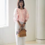 【スナップ】フェミニンなパフスリーブラウスに「かごバッグ」×「スカーフ」で夏の香りをひとさじ