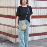 【スナップ】柄物パンツ＆ゴールドアクセで夏の装いを華やげる！ 50代の都会派リゾートスタイル
