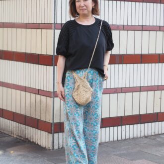 【スナップ】柄物パンツ＆ゴールドアクセで夏の装いを華やげる！ 50代の都会派リゾートスタイル