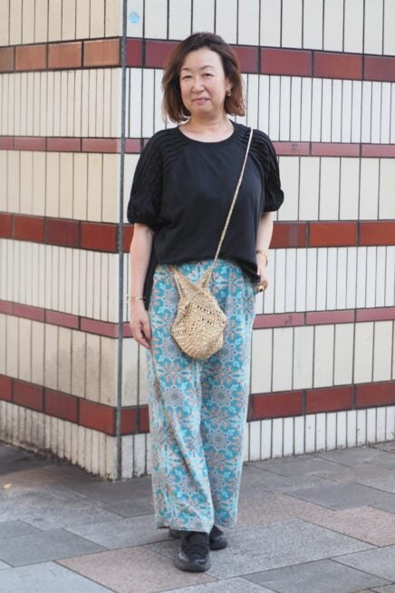 【スナップ】柄物パンツ＆ゴールドアクセで夏の装いを華やげる！ 50代の都会派リゾートスタイル