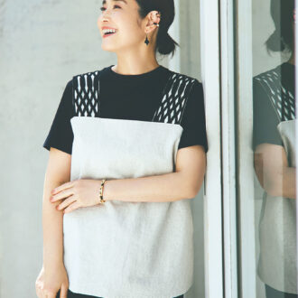 Tシャツ¥9,680／スローン（ザ ショップ スローン 神戸）、キャミソール ¥28,600（ 8月入荷） 、パンツ¥38,500／ともにプレインピープル（プレインピープル青山）、イヤーフック¥37,400、レザーパーツ¥19,800／ともにヨーガンレール、バングル各¥19,800、イヤカフ（上）¥17,600、イヤカフ（下）¥13,200／すべてバンボレイラ（フラッパーズ）