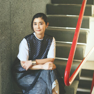 ワンピース¥41,800／ハリス×ケイコ オカモト、Tシャツ¥23,100／ラプレ（ともに金万）、パンツ¥39,600／スズキ タカユキ、ピアス ¥90,200、リング¥85,200／ともにスハー（スハー オンラインショップ）、バングル¥47,300／ヤエカ（ヤエカ アパートメント ストア）、シューズ¥22,000／スイ