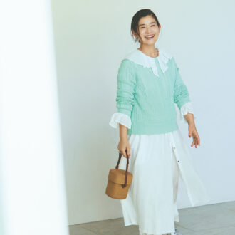 ニット¥28,600／スローン（ザ ショップスローン 神戸）、ワンピース¥41,800／エンリカ、パンツ¥37,400／ハウスオブ ロータス（ハウス オブ ロータス 二子玉川店）、ピアス¥68,200／マルセラ・サルバドール（フラッパーズ）、リング¥35,200／ヨーガンレール、バッグ¥81, 400／カマロアン（アッシュ・ペー・フランス）