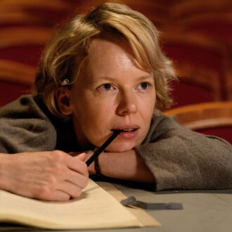 トーベ役のアルマ・ボウスティ。『TOVE／トーベ』© 2020 Helsinki-filmi, all rights reserved