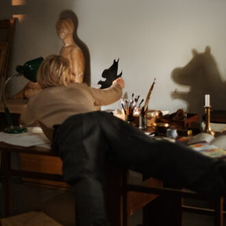 芸術家として葛藤を抱えていたトーベ。『TOVE／トーベ』© 2020 Helsinki-filmi, all rights reserved