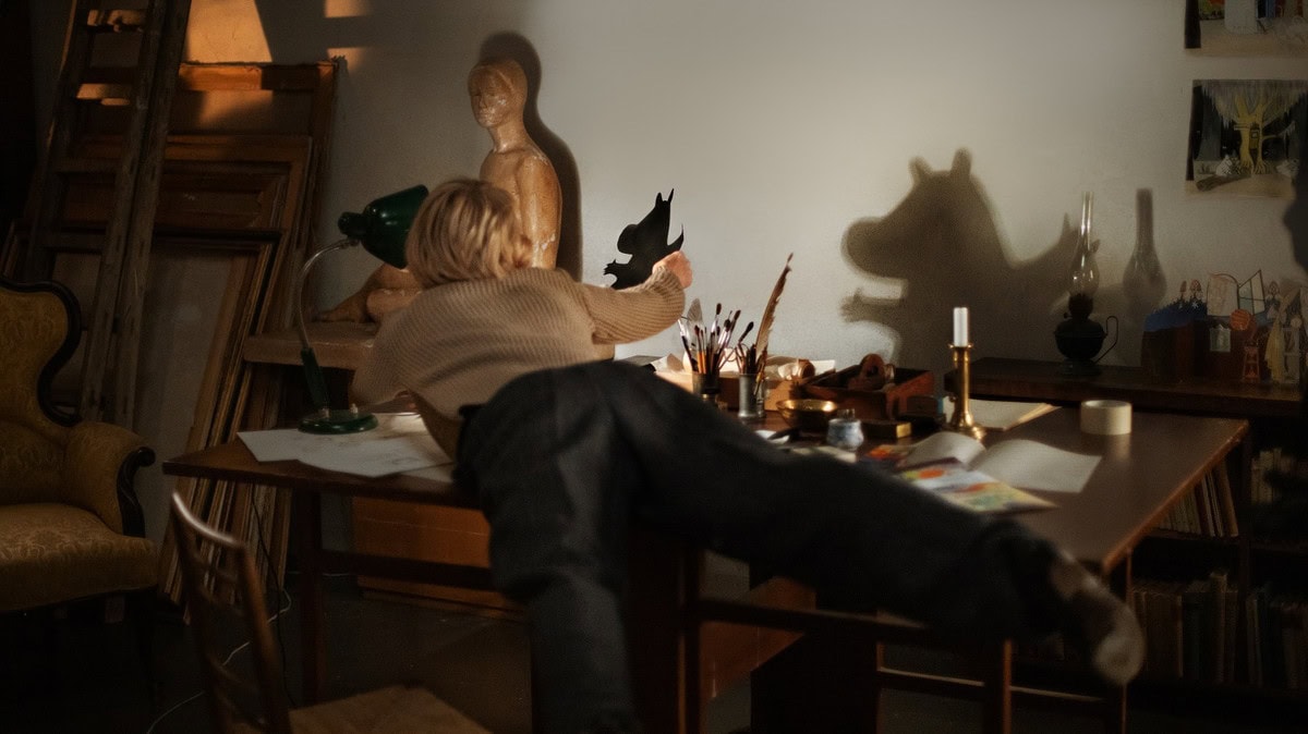 芸術家として葛藤を抱えていたトーベ。『TOVE／トーベ』© 2020 Helsinki-filmi, all rights reserved