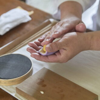 上生菓子の作り方②黄身餡を包み、丸く整える