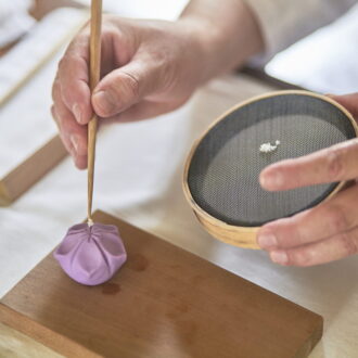 上生菓子の作り方⑥仕上げに筋を入れ、花心を添える